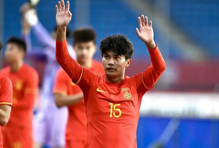 一针见血？名宿为国足19岁神童喊冤：他能拿球组织，被教练用废了