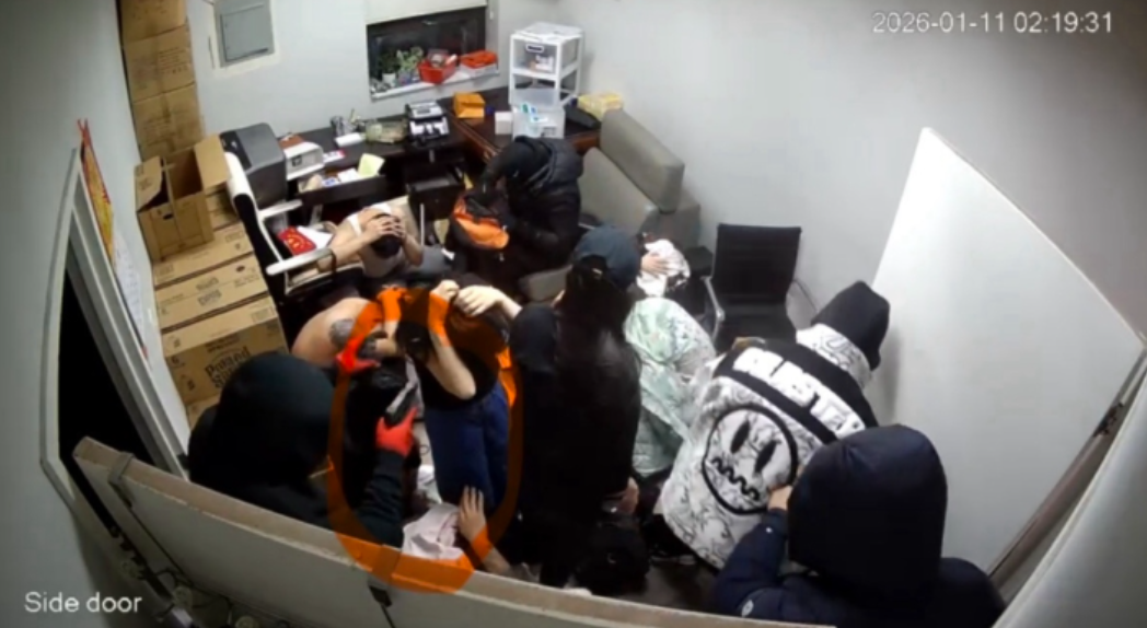 kaiyun-深夜噩梦！法拉盛公寓遭武装洗劫，抢走30万美元，9名华人男女被扒光衣服羞辱